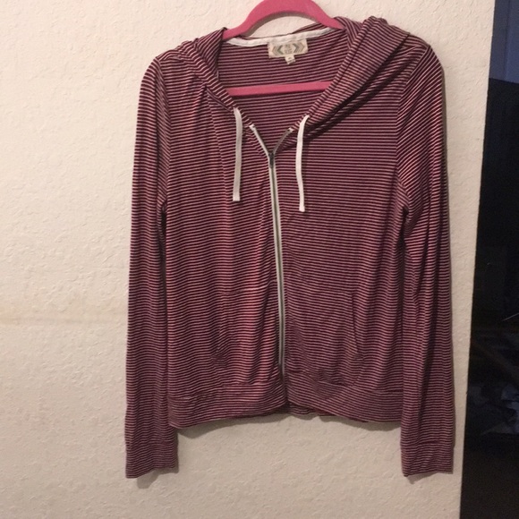 A sweat shirt - Picture 1 of 2